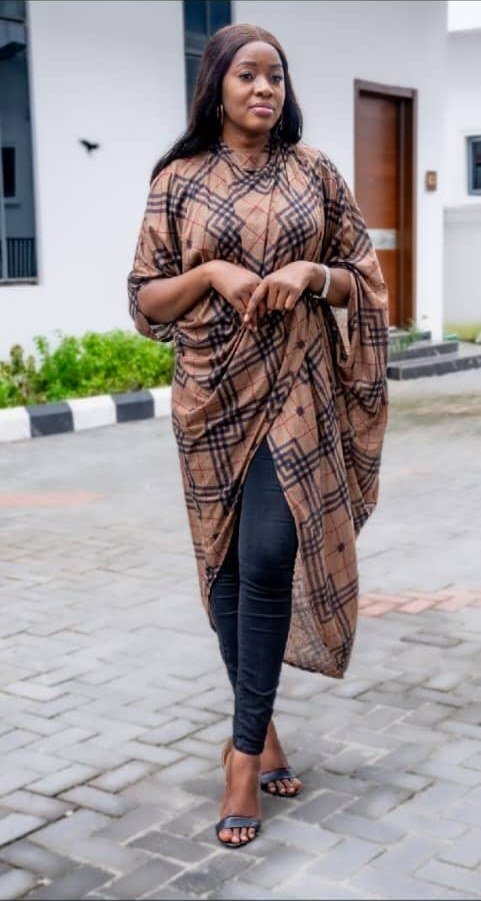 Ìtura draped tunic in brown check, worn over black jeans, front view